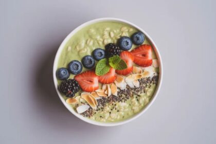 Anti-Inflammatory Matcha Oats & Berries Breakfast Bowl (2)