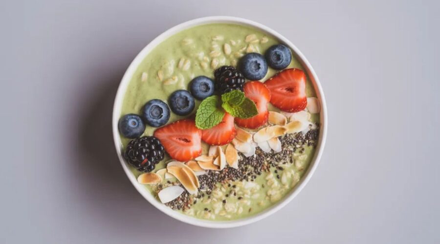 Anti-Inflammatory Matcha Oats & Berries Breakfast Bowl (2)