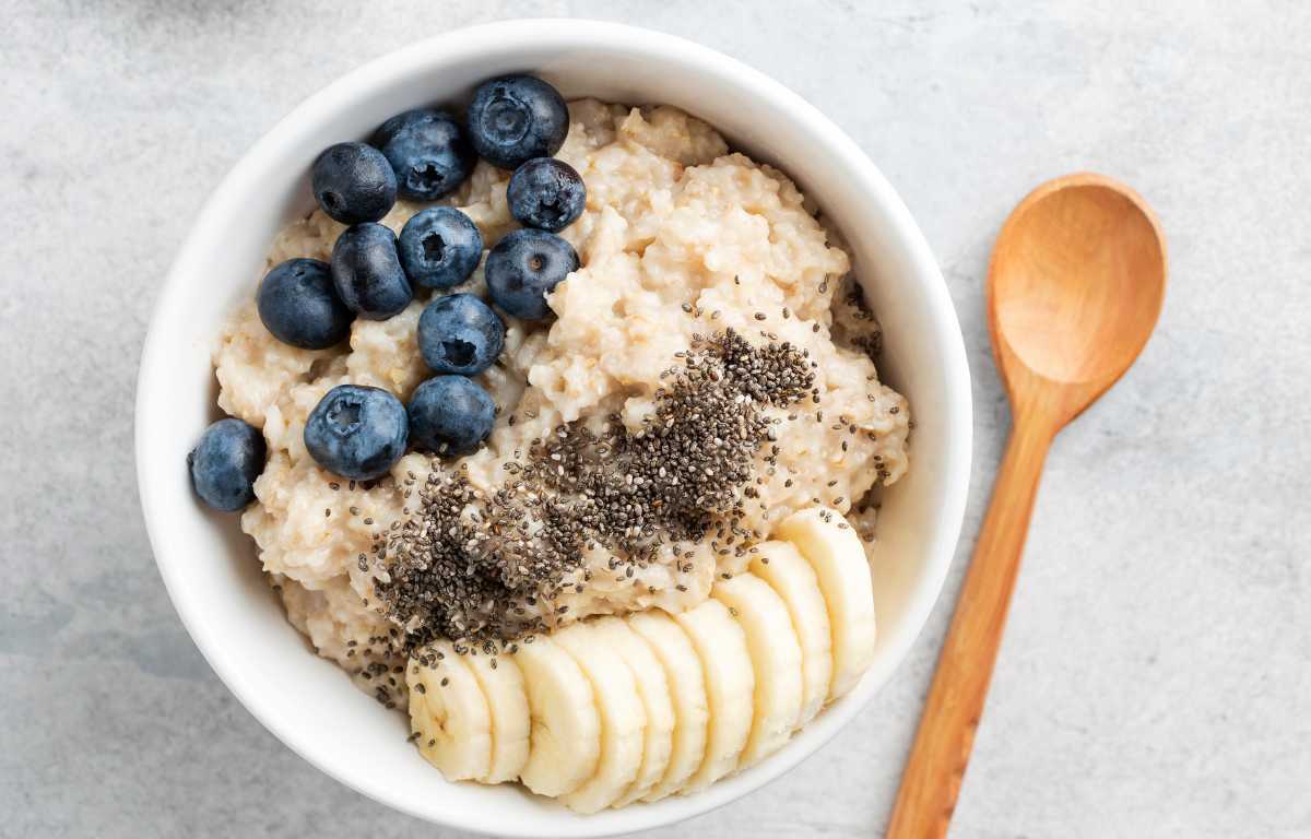 Anti-Inflammatory Oatmeal Blueberry Breakfast Bowl