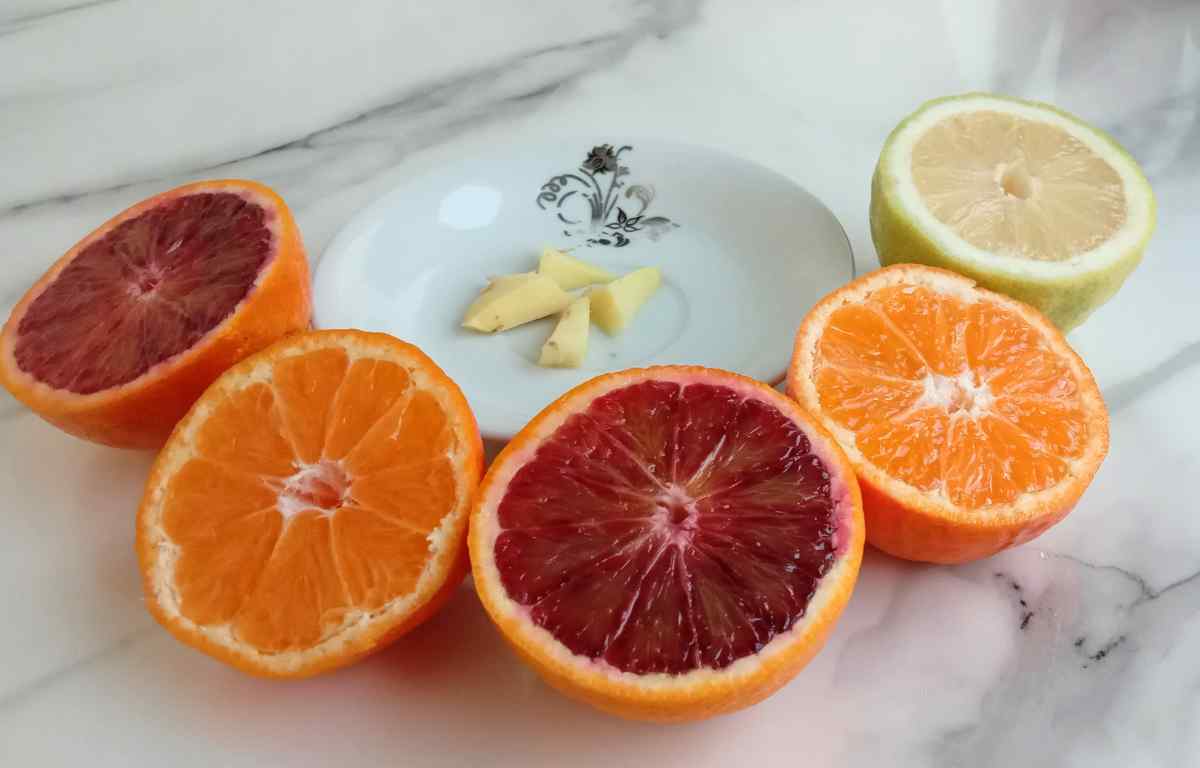 cut the blood oranges, tangerines and squeeze them